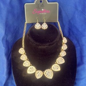 Elegant Zi Collection gold and rhinestone leaf necklace
